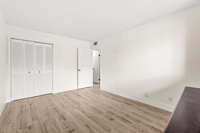Building Photo - 2935 SW 22nd Ave
