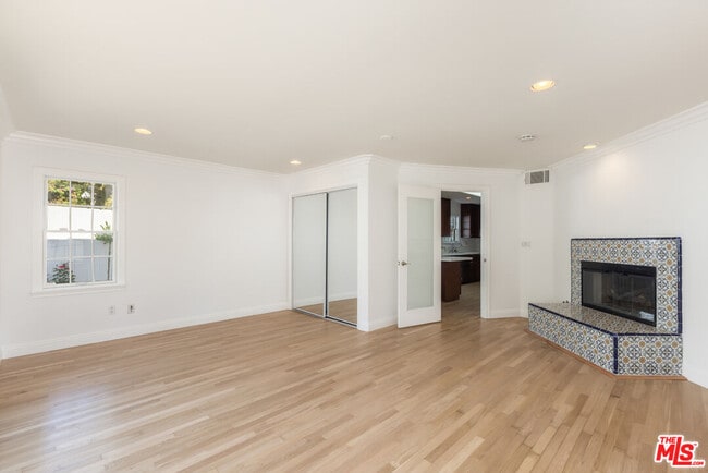 Building Photo - 1557 N Stanley Ave