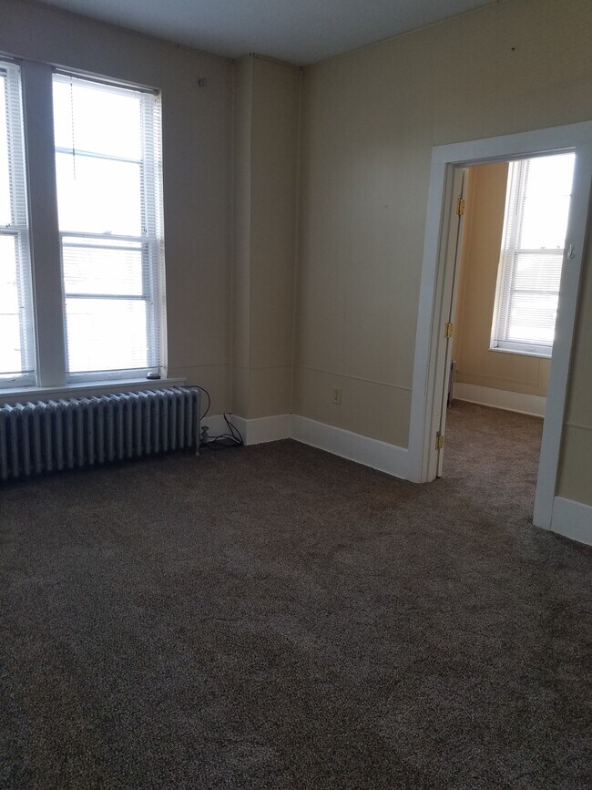 Building Photo - 504 S Central Ave