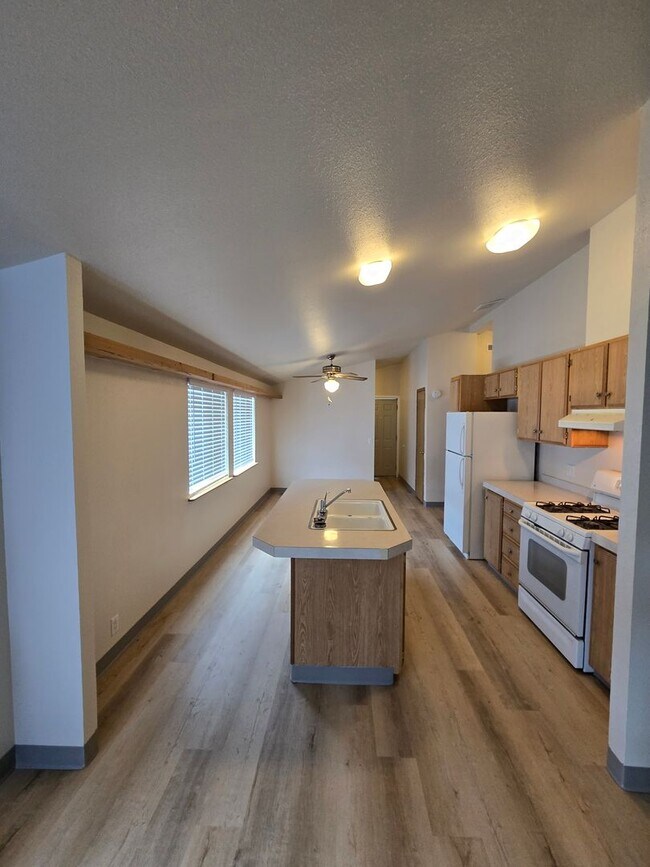 Building Photo - Pet Friendly 3bed : 2bath home w/ Garage