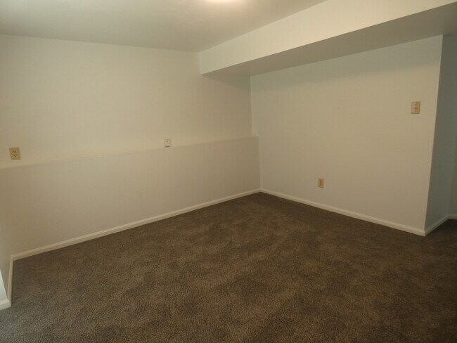Building Photo - 5901 Creek View Dr