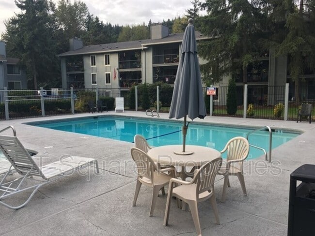 Building Photo - 4629 W Lake Sammamish Pkwy SE