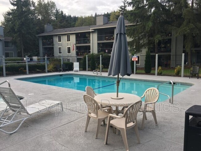 Building Photo - 4629 W Lake Sammamish Pky SE