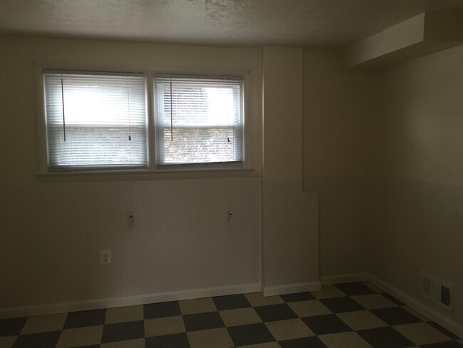 Building Photo - 4 BEDROOM, 3 FULL BATH SINGLE FAMILY HOME ...