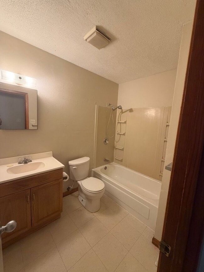 Building Photo - 3 Bedroom, 1.5 Bathroom, Brick Home with large yard, and garage