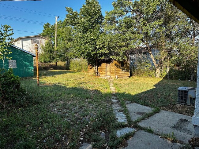 Building Photo - 1930s home with updates in quiet neighborhood
