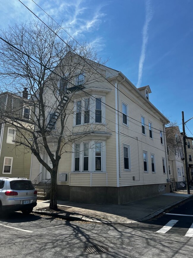 Building Photo - 71 Sutton St