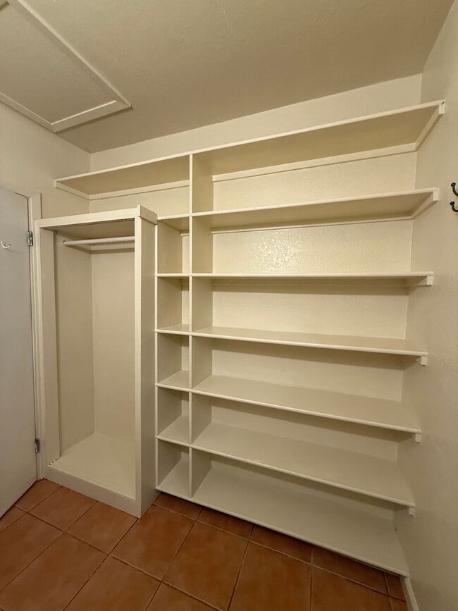 Building Photo - Gated Private Studio just minutes to downt...