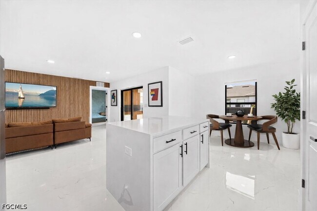 Building Photo - 2112 NE 1st Ave