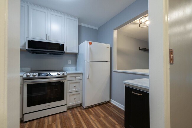 Building Photo - Renovated Townhome in Village Green!