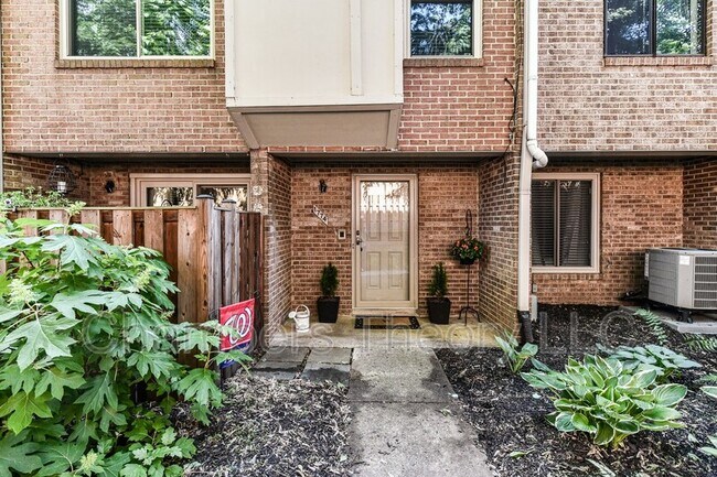 Building Photo - 1774 Dogwood Dr