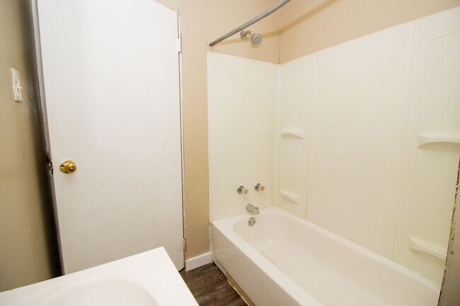 Building Photo - 3926 Woodbridge Ave