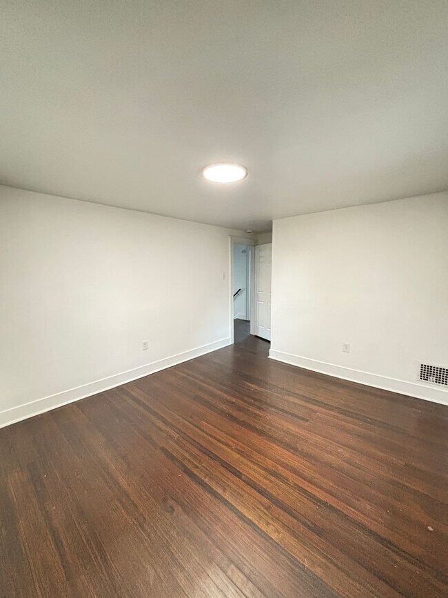 Building Photo - 409 E Washington Ave