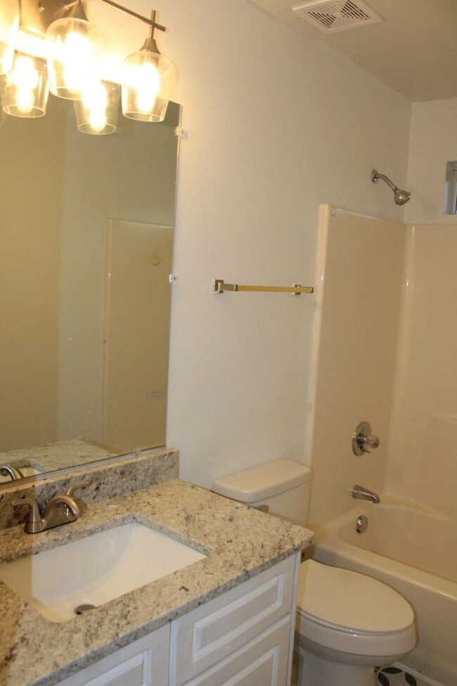 Building Photo - 3 Bedroom 2 Bath W/Bonus South Augusta!