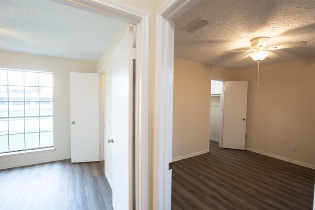 Building Photo - 11776 S Kirkwood Rd