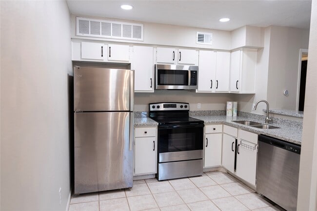 Building Photo - 2021 Spenwick Dr