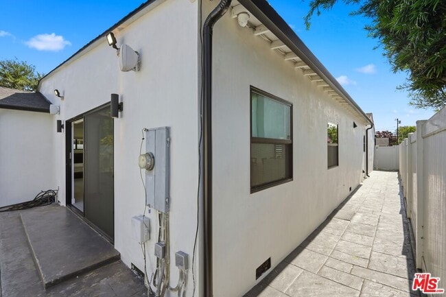 Building Photo - 5735 Saloma Ave