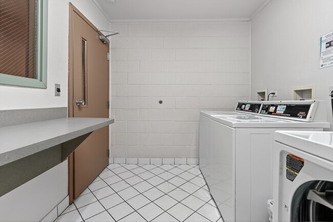 Building Photo - 3000 Bayside Dr