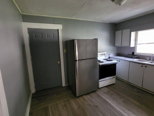 Building Photo - 1008 Carn St