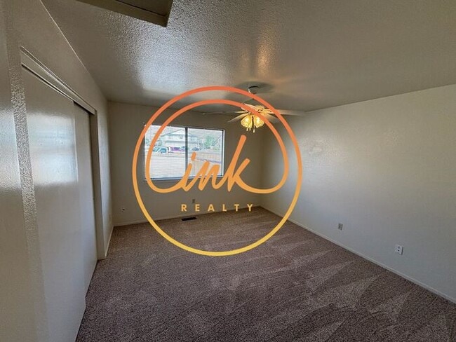Building Photo - Charming Duplex in Quiet Dayton Neighborhood!