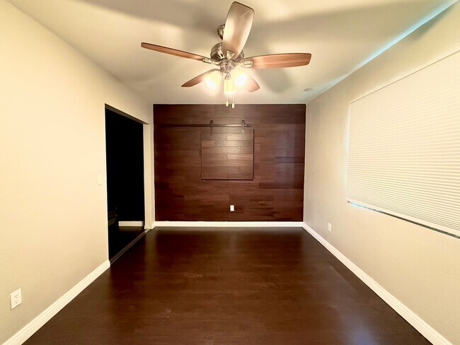 Building Photo - Charming Long Beach Home with Bonus Spaces!