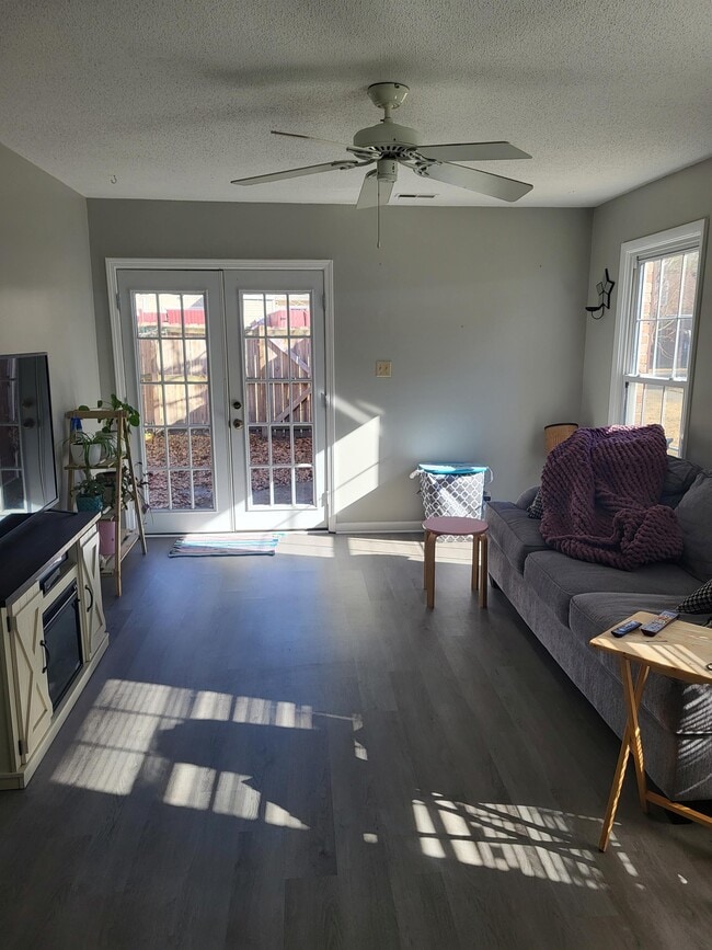 Building Photo - 114 King George Ct