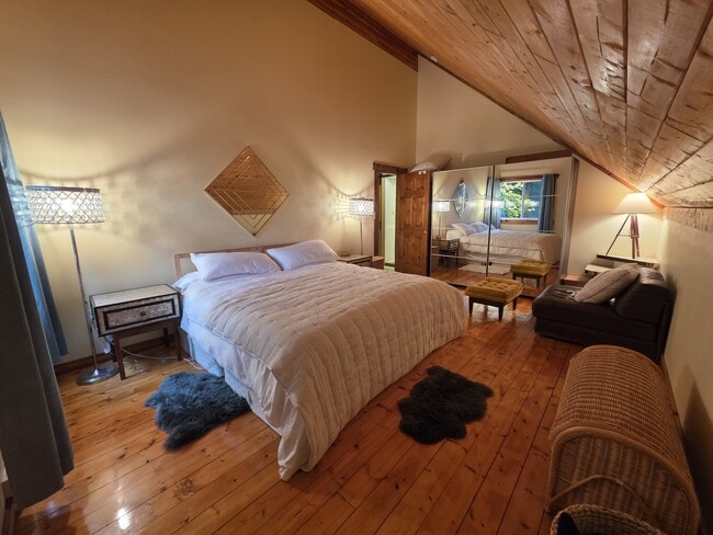 Building Photo - 713 Claire Ln