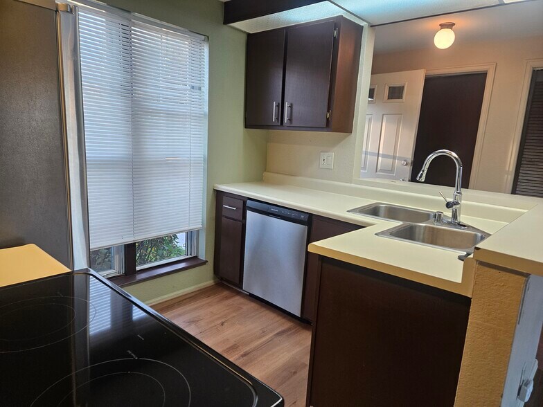 Building Photo - 588 W Indian Creek Dr