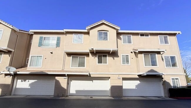 Building Photo - Beautiful 3BD/2.5BA, Multi-Level Townhome in the Shadowhawk Community in Danville- Available NOW!