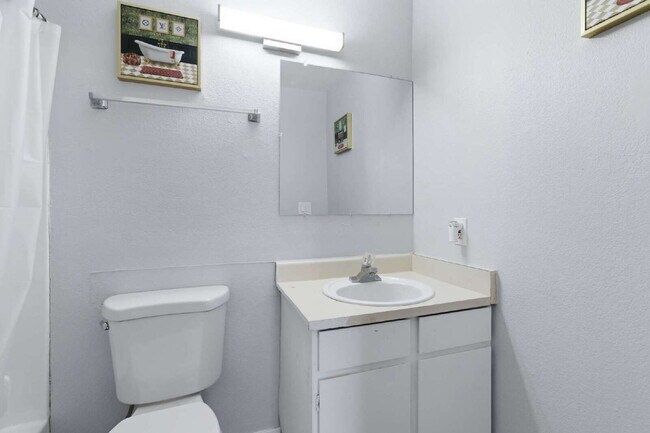 Building Photo - Top-floor studio apartment! Recently renovated with brand new flooring and paint throughout.