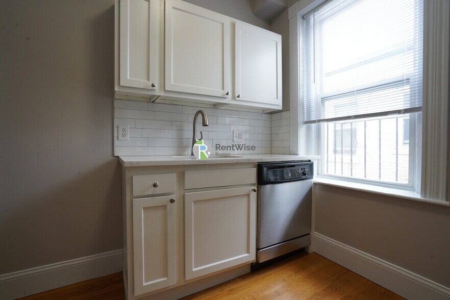 Building Photo - 76 Gordon St