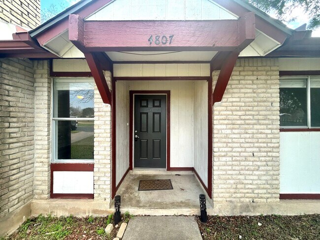 Building Photo - $500 Move-In Credit • 3BR/2BA • No Carpet • Large Fenced Backyard!