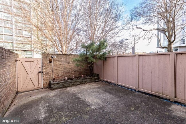 Building Photo - 204 M St SW