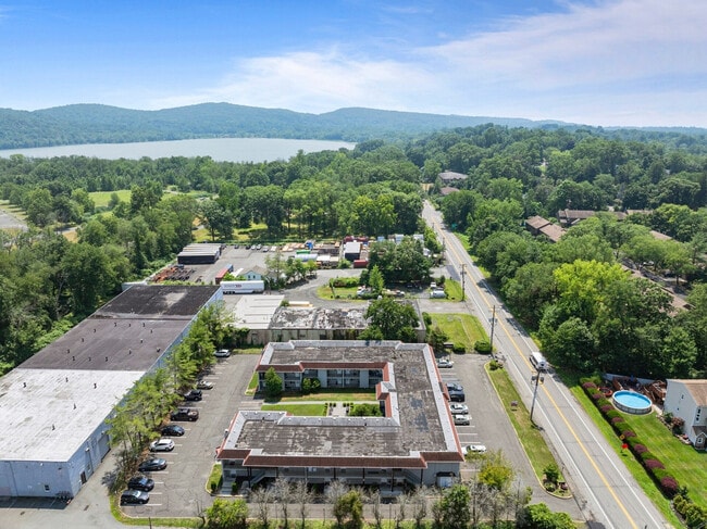 Building Photo - 30 U.S. 9W-SI ID1466760P