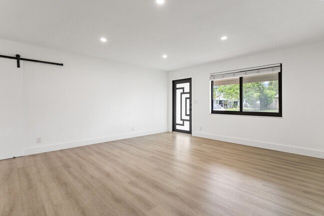 Building Photo - Beautiful home in quiet neighborhood
