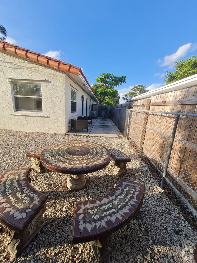 Private backyard - 970 NE 40th St