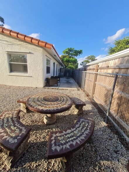 Private backyard - 970 NE 40th St