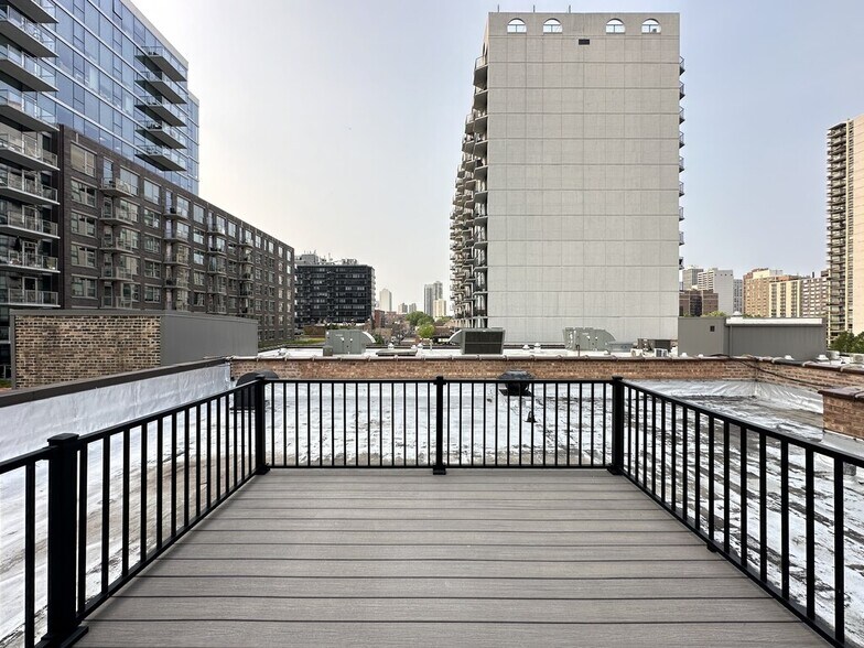 Building Photo - 1220 N La Salle Dr