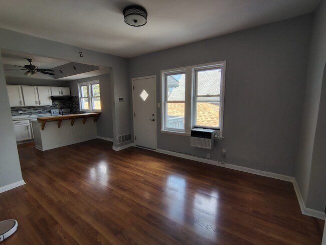 Building Photo - 3338 W Pershing Rd