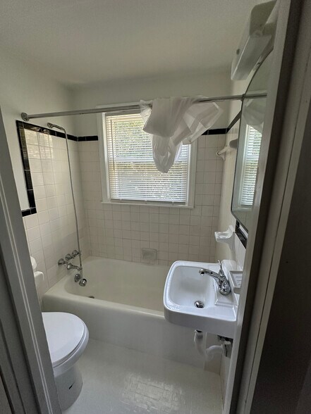 Second floor full bath - 2139 Baxter St