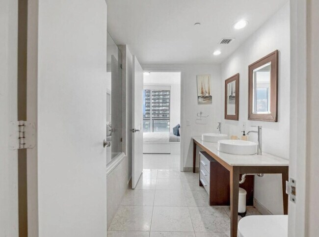 Building Photo - 481 Brickell Ave