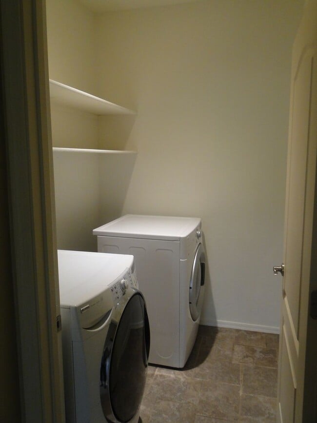 Building Photo - Move-In Special - 2bed/2bath Foothills Rio...