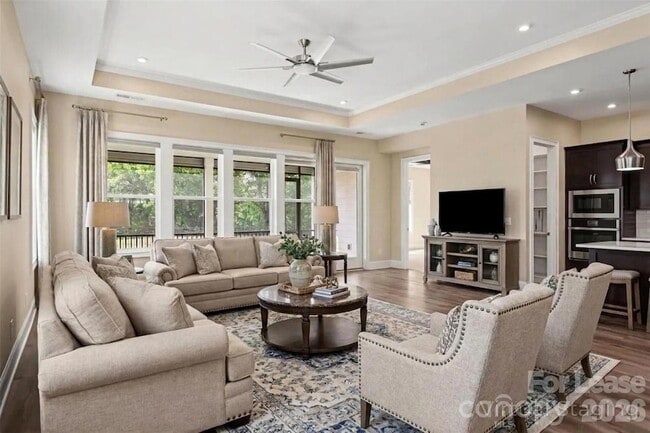Building Photo - 2026 Lake Como Dr