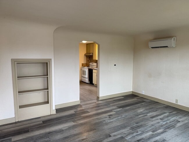 Building Photo - Updated 2 bedroom 1 bath house in Eugene!