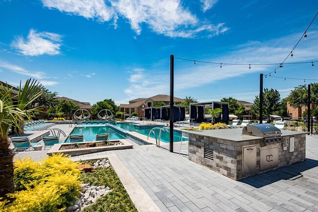 Building Photo - 6101 N Riverside Dr