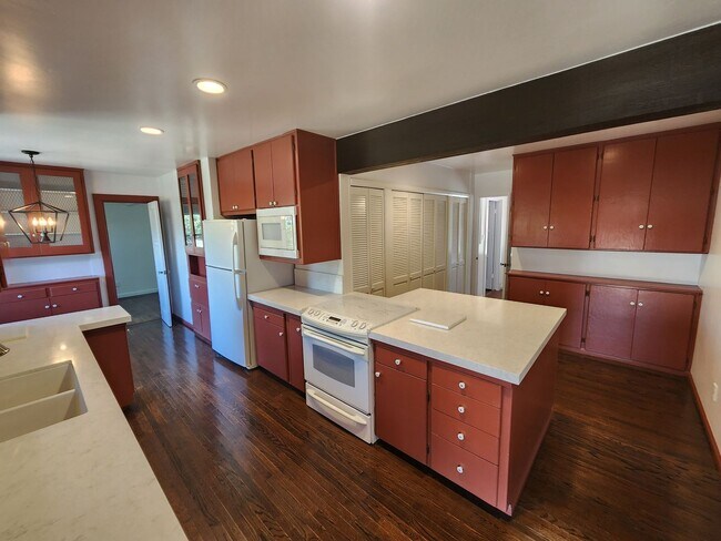 Building Photo - 4950 Rosehedge Dr
