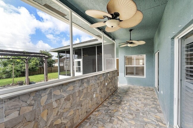 Building Photo - 114 SW Grimaldo Terrace