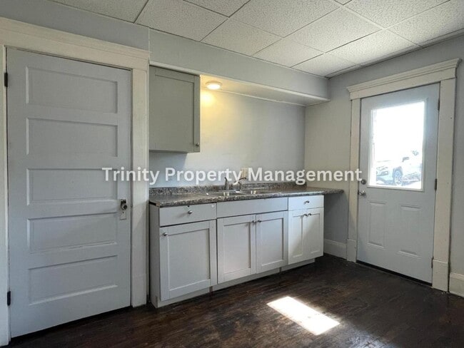 Building Photo - 103 Grove Ave