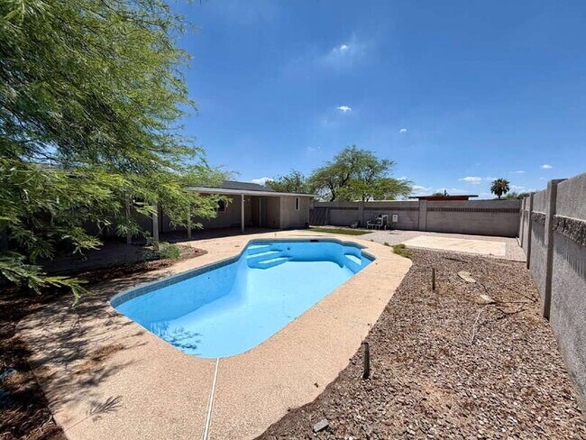Building Photo - 11016 N Grand Canyon Blvd