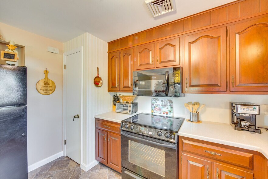 Building Photo - 25 Meadow View Dr